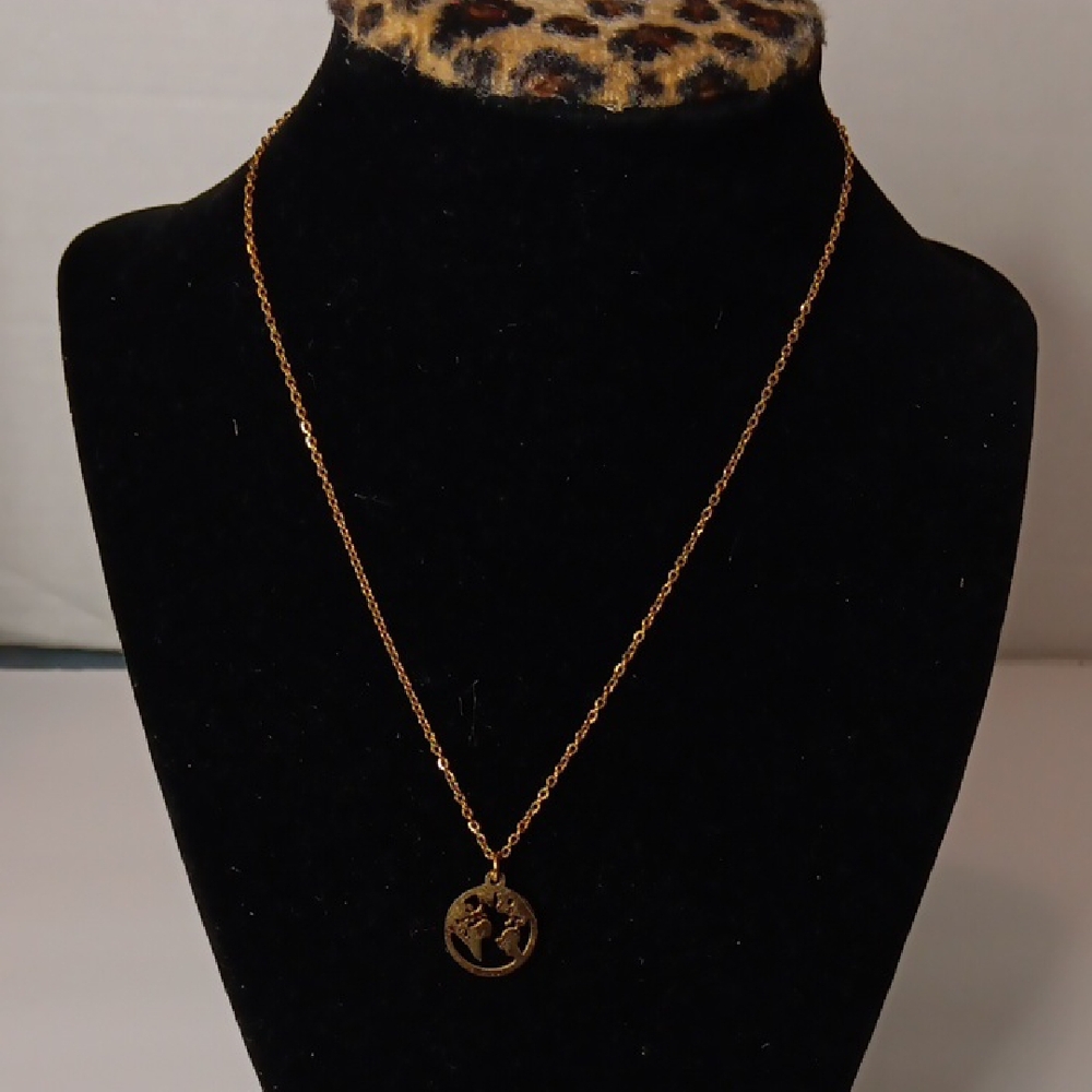 Elegant Gold Pendant Necklace